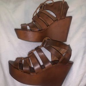 Strappy platform sandal